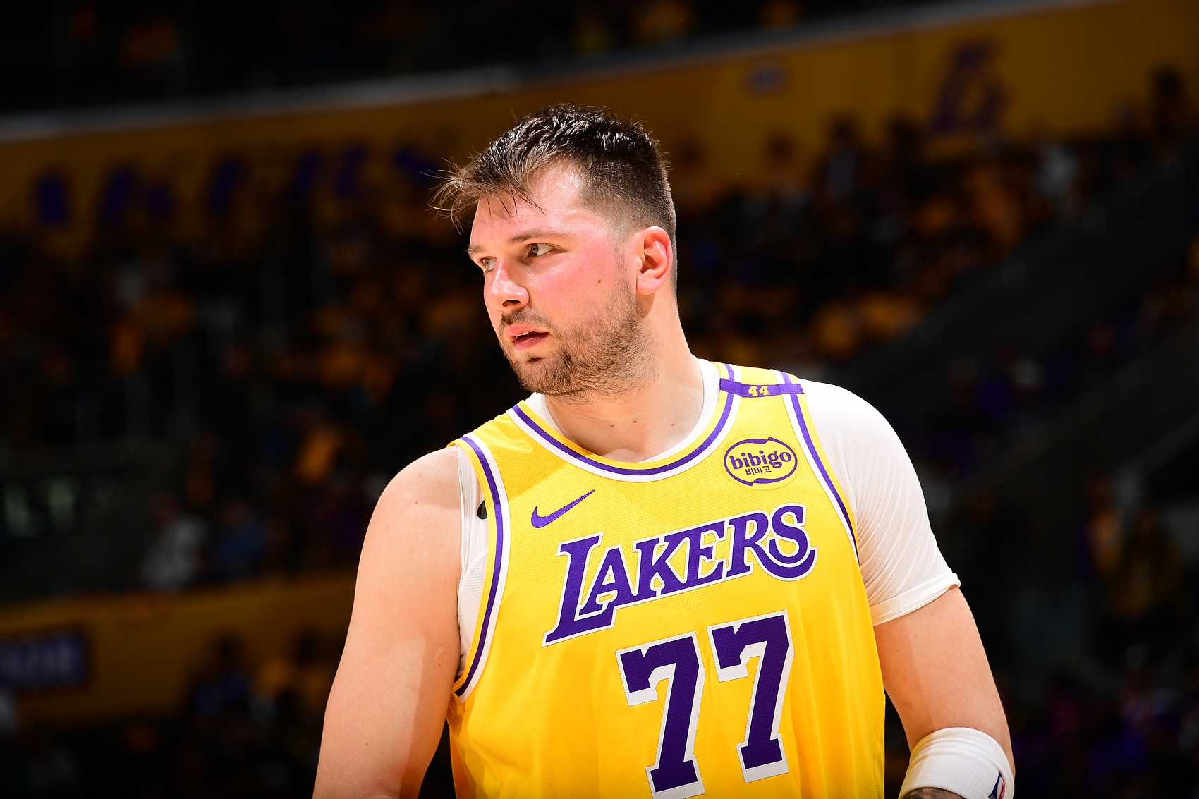 爱游戏-MAD前途光明！，东契奇新星战术调整表现突出再创辉煌时刻-爱游戏