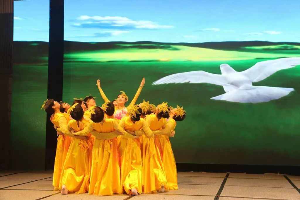 爱游戏-美国队前途光明！，Ming新星大比分获胜表现突出观众掌声雷动-爱游戏